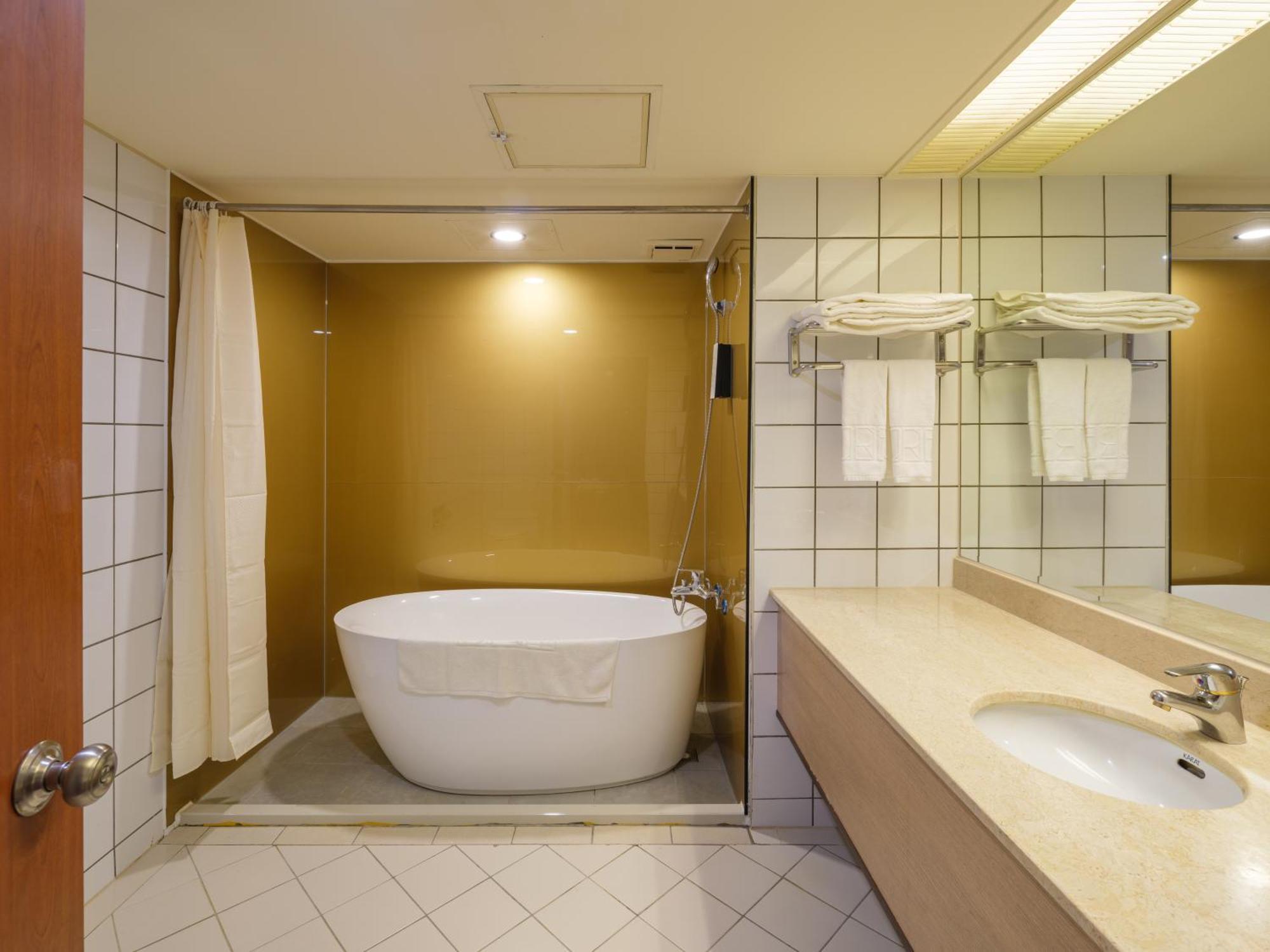 Rich & Free Hotel - Fuzhong 富逸旅趣-板橋府中館 Taipei Exterior photo